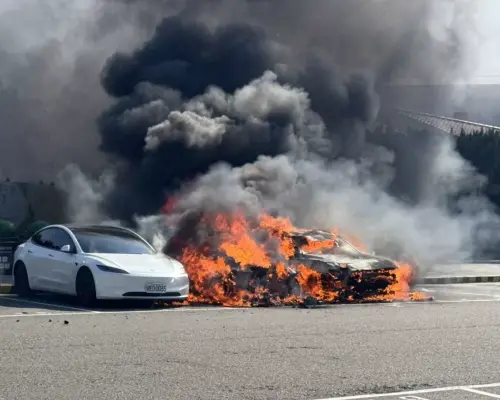 泰安服務區BMW火燒車!波及Volvo慘變廢鐵 特斯拉新車也半毀