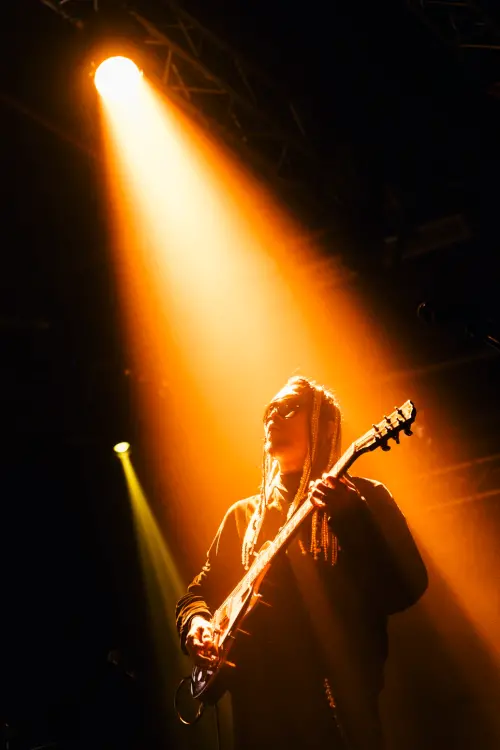 ▲無妄合作社主唱郭力瑋鼓勵樂迷堅持住理想。(圖/張家瑋攝影) ▲無妄合作社主唱郭力瑋鼓勵樂迷堅持住理想。(圖/張家瑋攝影)