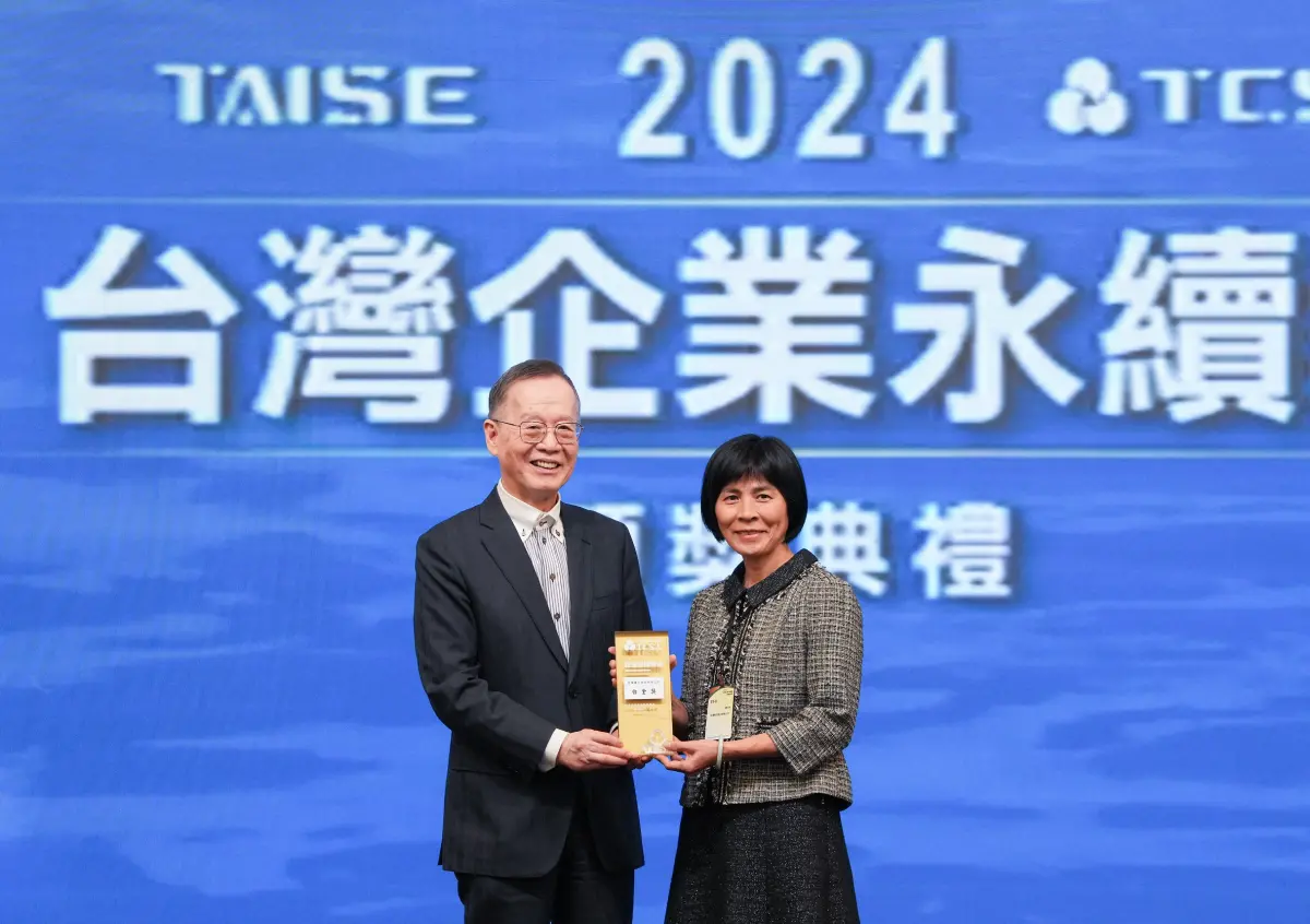 ▲2024第十七屆台灣企業永續獎頒獎典禮，台電由企劃處處長郭秋英代表自台灣永續能源研究基金會董事長簡又新手中接獲大獎肯定。（圖／經濟部）