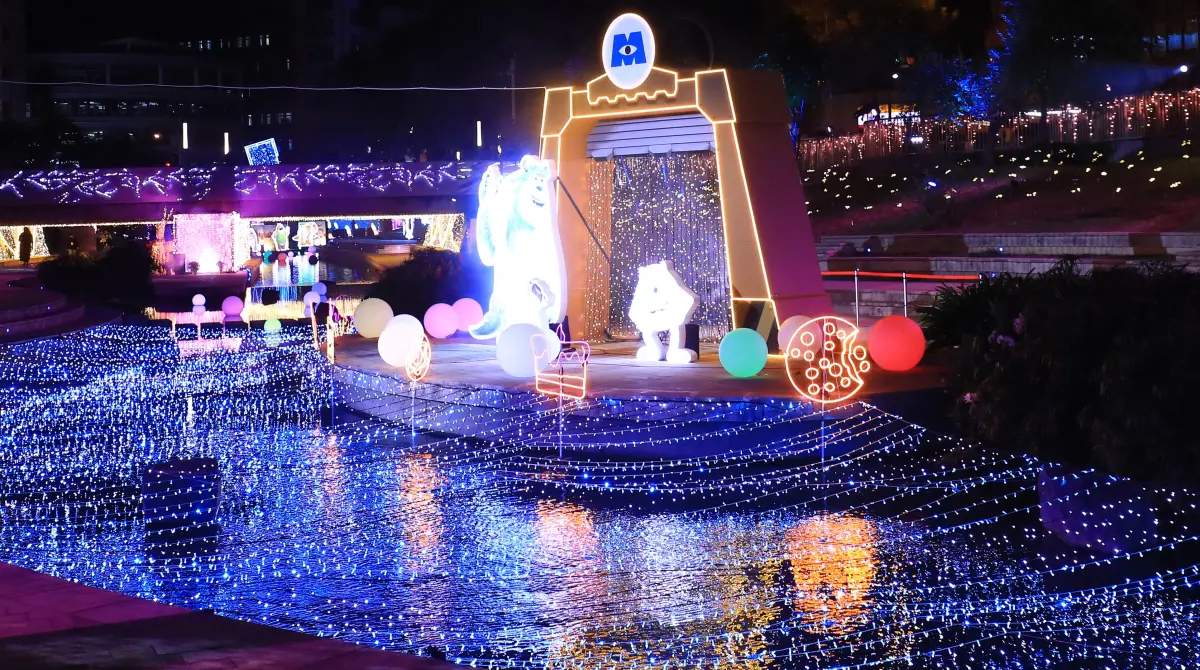 ▲柳川展區「幸福發電廠」的燈光秀表演，讓民眾彷彿進入光影交織的電影情境。（圖／台中市政府提供，2024.12.11）