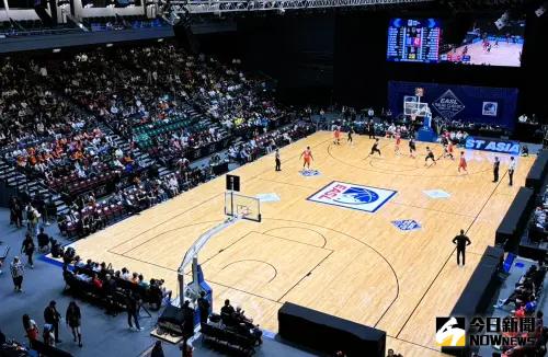 ▲東超首度舉辦「澳門經典賽」在新濠影匯舉行，吸引近滿場觀眾力挺。台灣球隊也很爭氣，皆用大比分差距取得勝利。（圖／特派記者廖聿偉攝）