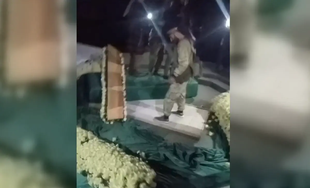 ▲敘利亞阿塞德政權倒台後，已故前總統哈菲茲（Hafez al-Assad）的陵墓慘遭反抗軍和示威民眾破壞。（圖／擷取自影片）