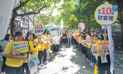 ▲2025台中十大伴手禮票選活動，歐客佬獲得現場民眾熱情相挺，四度拿下金口碑獎最高榮譽。（圖／歐客佬提供）