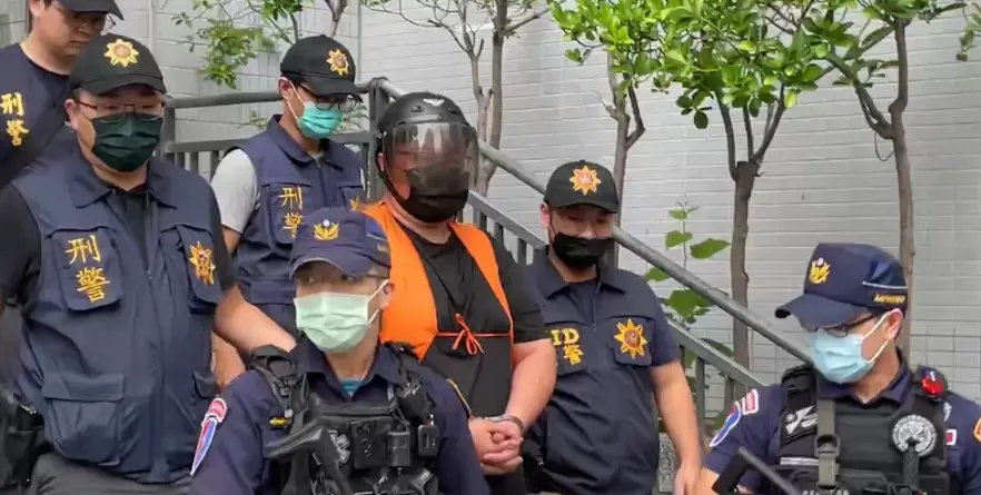 ▲今（2024）年8月屏東角頭「鴨頭」陳昫豪遭人持槍射殺9槍身亡，開槍兇嫌楊緯彥行，於兇後攜槍投案，被依殺人、違反槍砲條例等罪起訴，檢方求處重刑。（圖／翻攝畫面）