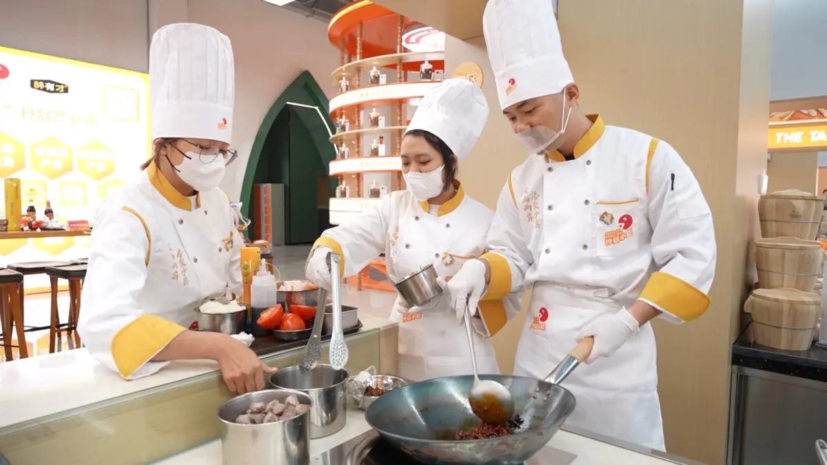 ▲賽事期間台灣選手烹飪台灣特色料理。（圖／記者陳美嘉翻攝）