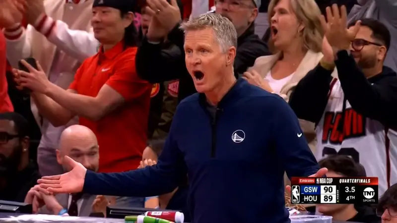 ▲金州勇士主帥Steve Kerr，3.5秒的爭議判決當下，露出難以置信的神情，賽後直言：「連小學裁判都不會這樣做。」（圖／翻攝自ClutchPoints X）