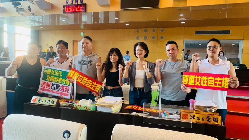 ▲多位國民黨市議員聯合質詢時，穿運動背心與運動內衣，呼應挺陳玉珍的行動。（圖／記者顏幸如攝，2024.12.12）
