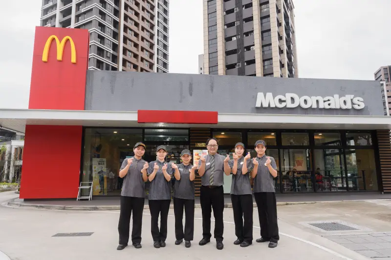 ▲「多元化人力池」是近年來台灣麥當勞積極推動的目標，只要年滿十六歲，不論是中高齡、僑生、新住民都可加入麥當勞這個大家庭。甫成立近三年的土城金城二餐廳，不僅落實麥當勞多元化人力池的願景，更集結來自韓國、越南、緬甸、印尼、中國的麥胞，儼然成為「小小聯合國」，營造四海一家的職場氛圍。（圖／業者提供）