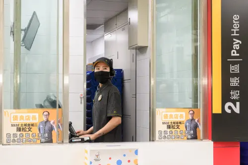 ▲ 來自韓國的楊照熙最喜歡在得來速為顧客點餐。（圖／業者提供）