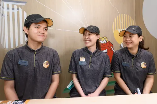 ▲土城金城二餐廳的「小小聯合國成員」為顧客提供國際化的貼心服務。