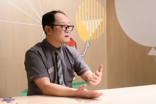 ▲ 土城金城二餐廳經理陳松文以愛與包容為經營理念，給外籍麥胞「家」的感覺。