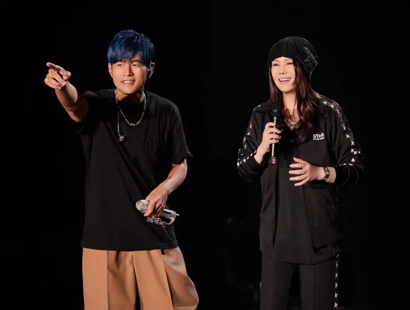 ▲江蕙(右)之前在周杰倫(左)的大巨蛋演唱會擔任嘉賓,讓不少人期待周杰倫是否會現身江蕙演唱會。(圖/杰威爾提供)