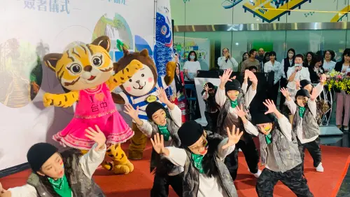 盧秀燕締結台中第一個日本姊妹市!宮崎縣知事:11年前已結緣 ▲兩地吉祥物宮犬「MU CHAN」、石虎家族「樂虎」與小朋友們一起表演舞蹈。(圖/記者顏幸如攝,2024.12.12)