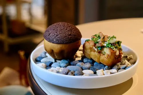 ▲麵包雙選包含「丹麥麵包/培根/青蔥」與「巧克力脆皮布里歐」。（圖／記者葉盛耀攝）