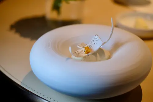 ▲「愛媛縣蜜柑/瑞克塔乳酪/香草莢」完美融合蜜柑、蛋白餅、香草冰淇淋等元素。（圖／記者葉盛耀攝）