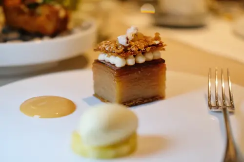 ▲「橄欖油雪酪/秋田蘋果/焦糖味噌英式奶醬/法式千層」中將傳統的翻轉蘋果派再加以改變，做出吸睛的千層蘋果。（圖／記者葉盛耀攝）