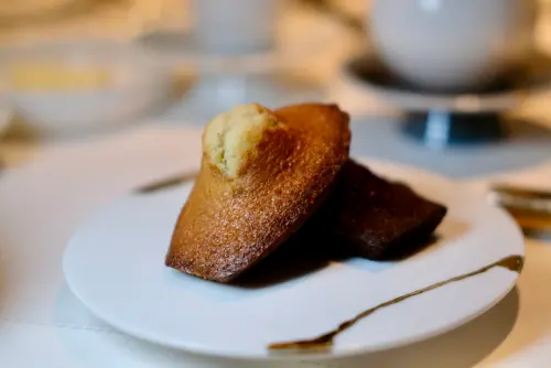 ▲常溫甜點包含「香草瑪德蓮與煙燻龍眼費南雪」。（圖／記者葉盛耀攝）