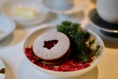 ▲結尾的法式小點「黑糖夾心餅/覆盆莓甘納許」，很有聖誕意味。（圖／記者葉盛耀攝）