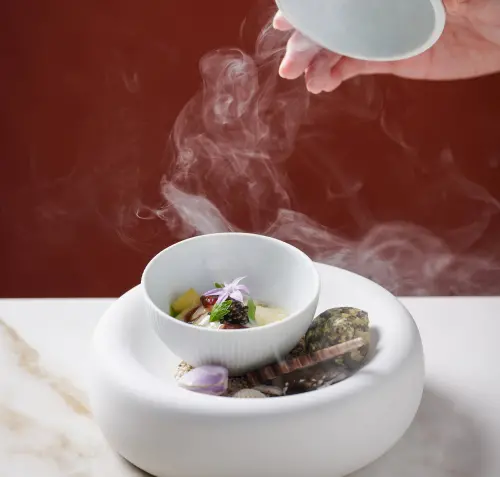 ▲「秋法餐(Cho Restaurant)」此次冬季菜單以香氣為主題，圖為「生蠔 煙燻魚子醬 日本大蔥」.。（圖／「秋法餐(Cho Restaurant)」提供）