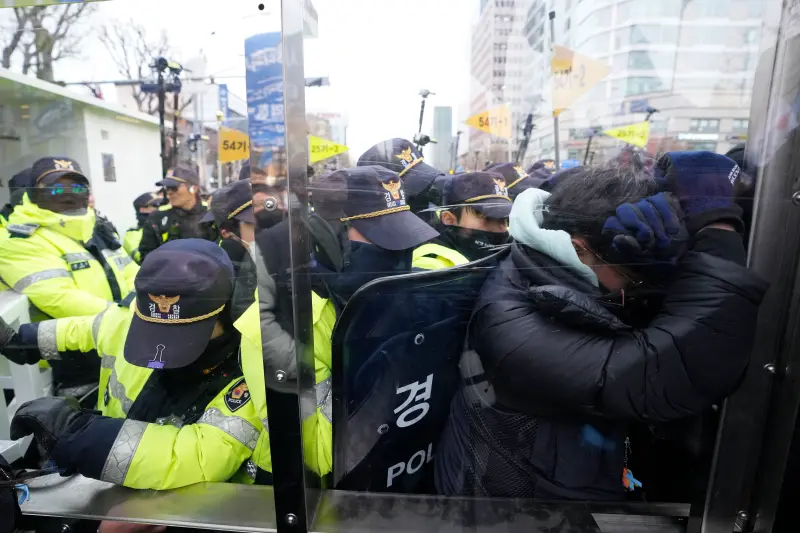 ▲韓國總統尹錫悅戒嚴事件延燒，今有大批群眾來到總統官邸前抗議，與警方發生衝突。（圖／美聯社／達志影像）
