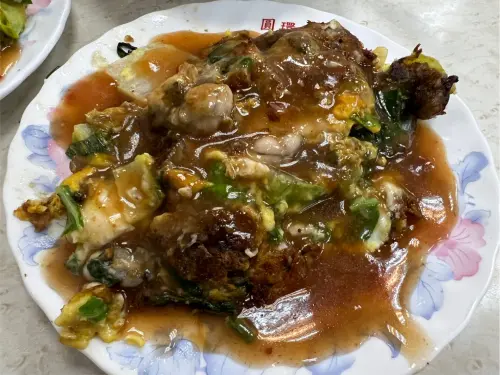 ▲寧夏夜市蚵仔煎、臭豆腐（圖／記者賴禹妡攝）