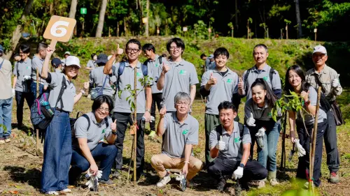 ▲誠美材料率領全球企業夥伴、員工、中興大學產學合作共同種樹。（圖／誠美材料提供）