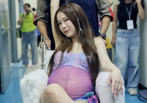 40歲女團成員「挺超大孕肚」！穿薄紗上台唱跳　粉絲驚喊：快停下
