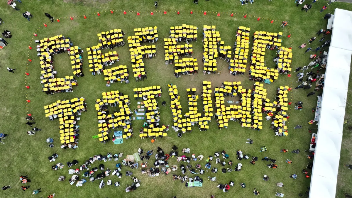 ▲黑熊學院在台北華山藝文園區完成「DefendTaiwan」千人排字活動。（圖／翻攝黑熊學院臉書）