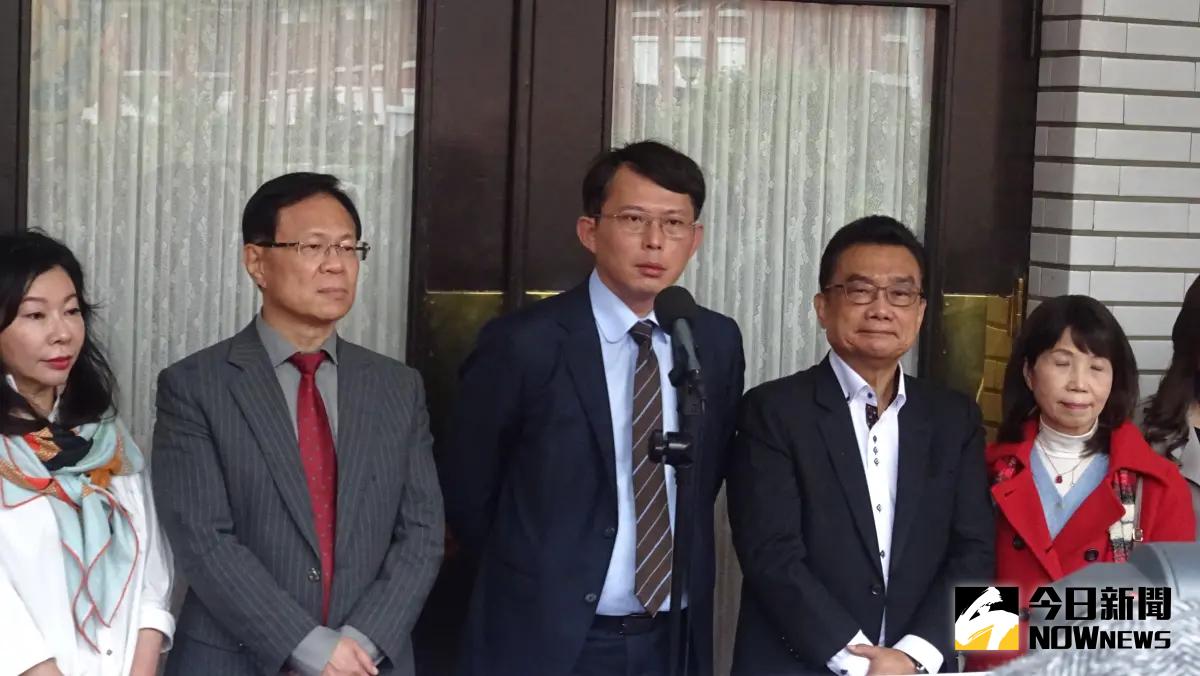 ▲針對川普邀習近平出席就職典禮，民眾黨立委黃國昌（中）表示，盼重視中華民國台灣的存在。（圖／記者呂炯昌攝，2024.12.13）