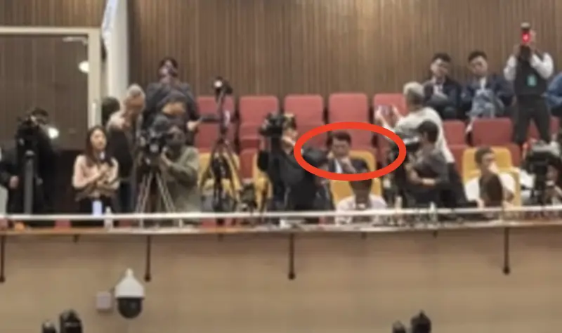 ▲民進黨再癱立院議事，黃國昌（紅圈處）在記者區開直播大罵：不要再亂國會。（圖／翻攝自葉元之直播）
