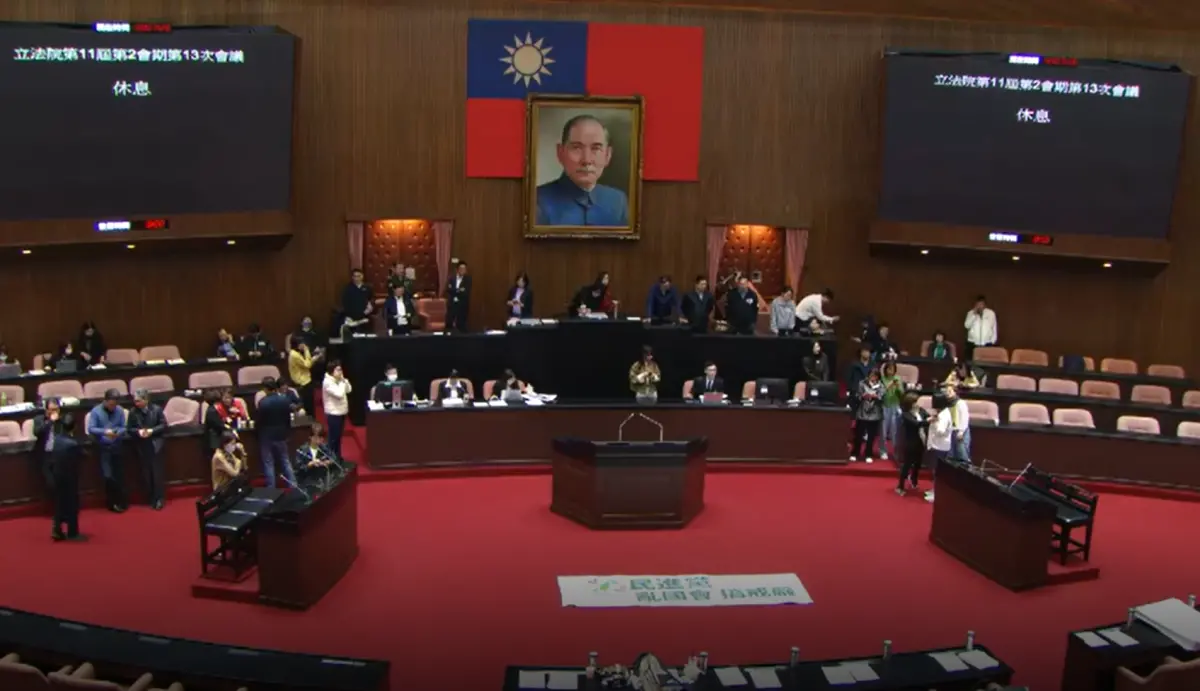 ▲民進黨立委一早就佔主席台，還一度鎖門，不讓韓國瑜主持議事。（圖／翻攝立院ivod系統）