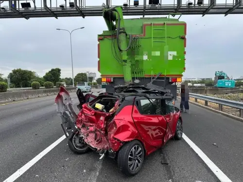 國道連環車禍！紅色自小客遭大貨車追撞「車體全毀」　釀2人受傷
