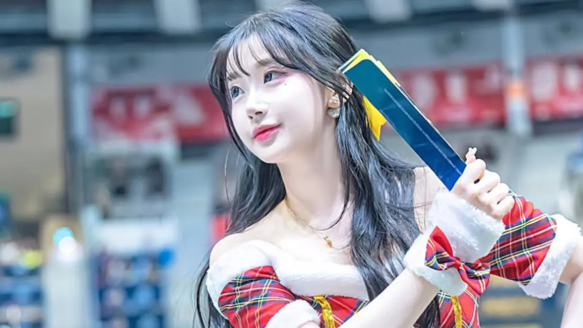 ▲有粉絲挖出李珠珢過去在球場上身穿耶誕裝應援的片段，其中還不小心因動作太大領口下滑，令粉絲看了緊張了一下。（圖／李珠珢IG）