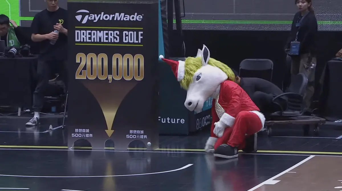 ▲福爾摩沙夢想家中場高爾夫推桿遊戲爭議不斷，日前1名球迷在吉祥物「優尼獸」的神助攻下進洞，不過球團事後表示受到外力干擾，因此進洞不算，引發網友不滿留言。（圖／翻攝自TPBL YT）