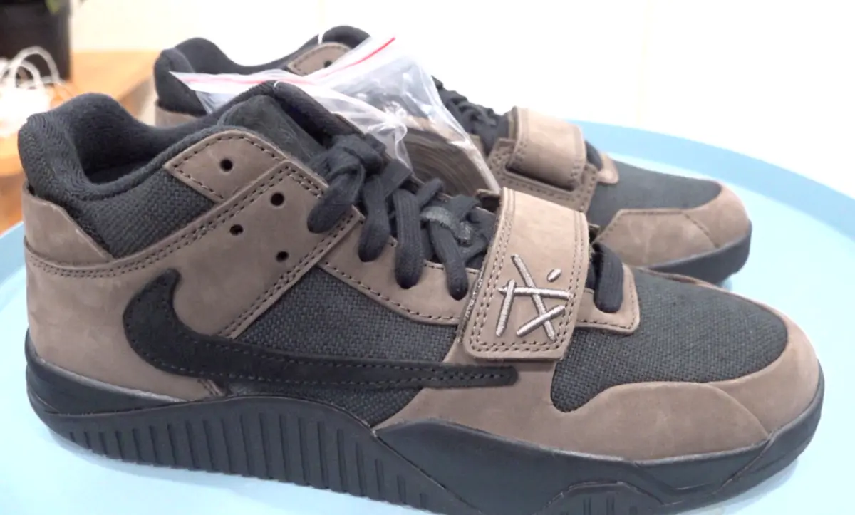 ▲JUMPMAN JACK TRAVIS SCOTT摩卡配色上市，鞋頭透露這是一雙20000內就能入手的倒勾鞋款。（圖／吳忠育 攝）