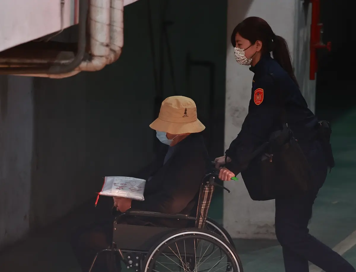 ▲入冬以來最強寒流報到，北台灣已經感受到低溫，威京集團主席沈慶京今（13）日被北檢提訊，戴漁夫帽現身。（圖／記者葉政勳攝）