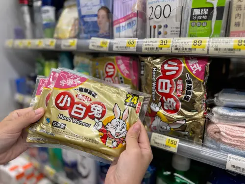 ▲即日起至1月7日推出小白兔暖暖包貼式手握式(單片入10片袋裝)任選買4送1優惠、指定品項暖暖包任選買1送1。（圖／7-11提供）