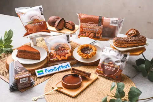 ▲「全家」minimore甜點推出5款巧克力新品，首推充滿層次感的「巧克力小花千層布蕾」、「榛果巧克力閃電泡芙」。（圖／全家提供）