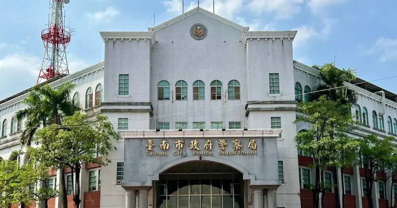 ▲台南地檢署偵辦環保犯罪案件，發現台南市警察局許姓所長涉嫌洩密，法院裁定羈押禁見。台南市警市警局也立即將他拔官調地並停職。（圖／翻攝畫面）