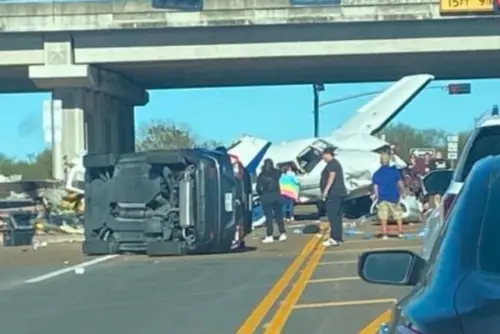 影／小飛機緊急迫降高速公路！驚險瞬間曝　機身掀翻多車裂成兩半
