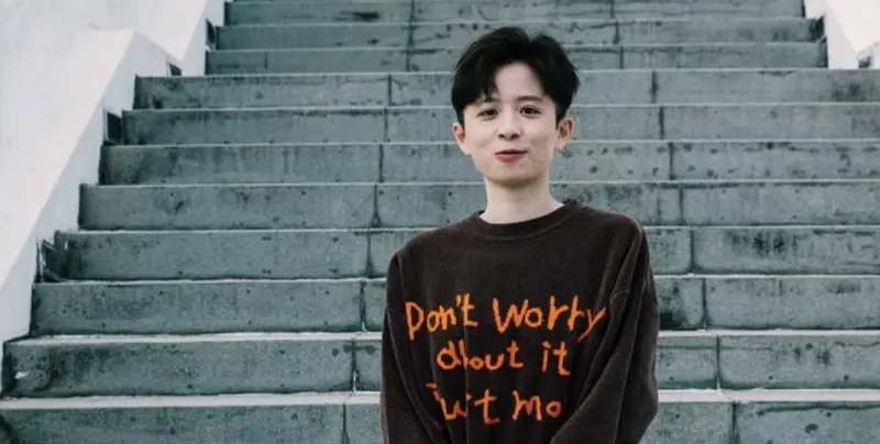 ▲百萬YouTuber Hook年初時曾和員工打賭自己會在2025年以前脫單，否則會給員工加碼1個月年終，如今鄰近年底，員工也曬出當時Hook打賭的影片，讓她相當崩潰。（圖／IG helloiamhook）