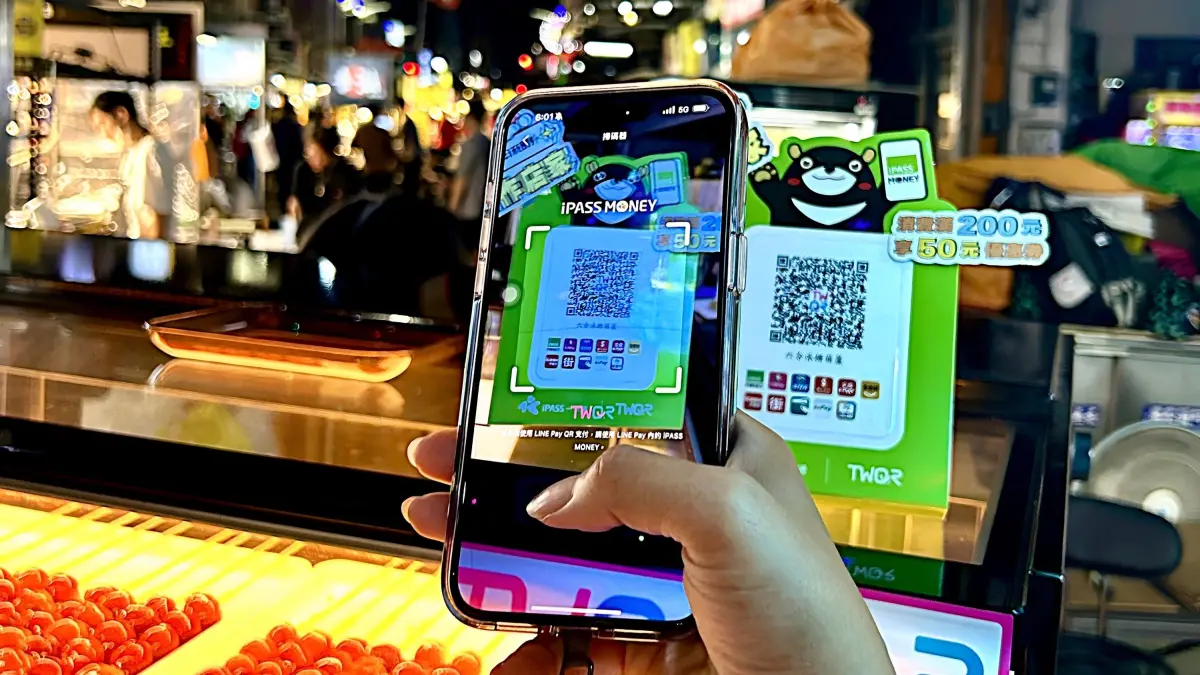 ▲高雄聖誕生活節於活動指定店家使用iPASS MONEY APP掃描一卡通TWQR，累積滿200元可獲50元高雄冬日商圈優惠券，滿400元可獲2張。（圖／一卡通公司提供）