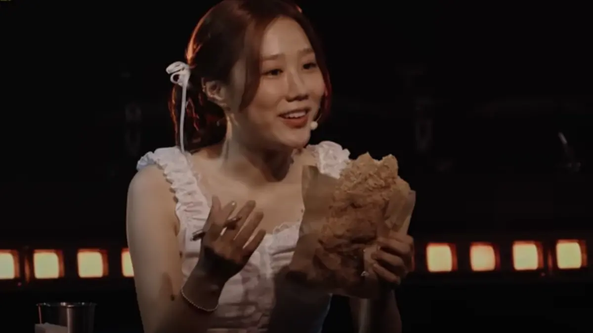 ▲《夜市王》評審韓勾ㄟ金針菇也在自己的YT影片中證實士林夜市確實有參加雞排戰，後製時卻全部剪光，對此導演李伯恩曾在podcast中解答，是因為參賽店家檔期無法配合。（圖／夜市王 YouTube）