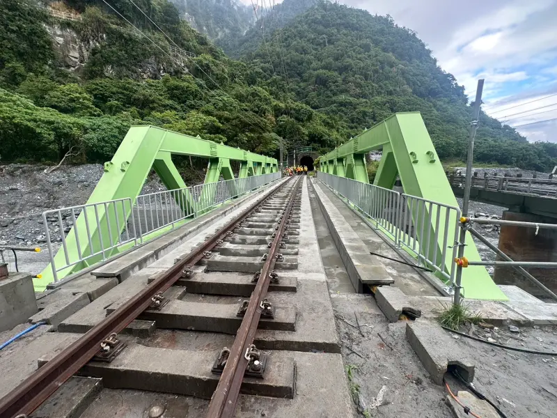 ▲在台鐵全力趕工下，西小清水溪橋將提前通車，北迴線12月21日恢復雙線運行。（圖／台鐵提供）