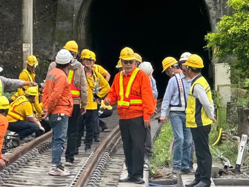 ▲日前台鐵董事長杜微，前往西小清水溪橋現場關心重建工程進度，探視現場第一線工作人員，並主持通車研討會議。（圖／台鐵提供）