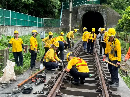 ▲台鐵工程人員全力趕工，西小清水溪橋將提前通車。（圖／台鐵提供）