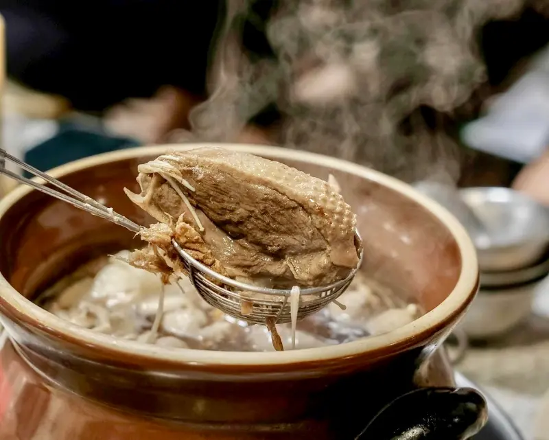 ▲低溫來襲，在全台擁有多間分店的「霸味薑母鴨」，讓台灣民眾一提到薑母鴨大部分人都會想起「霸味」，還曾獲得全台10大薑母鴨冠軍。（圖／記者葉盛耀攝）