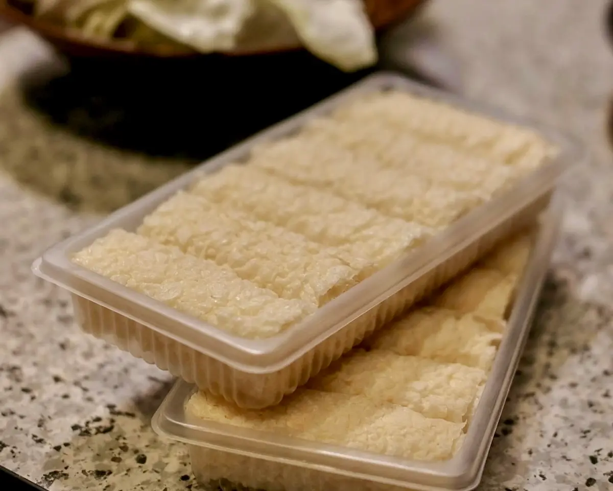 ▲市面上的豆皮種類有夠多，包括豆包、角螺、腐竹、豆腸，還有薑母鴨專屬的「響鈴卷」等。（圖／記者葉盛耀攝）