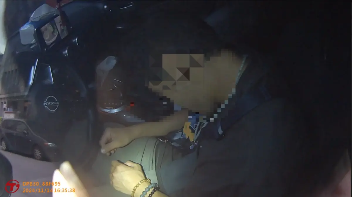 ▲內湖警巡邏發現小客車違停，一名男子在車內呼呼大睡，之後發現吳姓男駕駛，竟是因吸食大麻昏睡，車內還查獲包含大麻、搖頭丸、愷他命等多種違禁品。（圖／翻攝畫面）