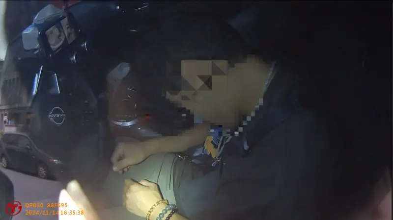 ▲內湖警巡邏發現小客車違停，一名男子在車內呼呼大睡，之後發現吳姓男駕駛，竟是因吸食大麻昏睡，車內還查獲包含大麻、搖頭丸、愷他命等多種違禁品。（圖／翻攝畫面）